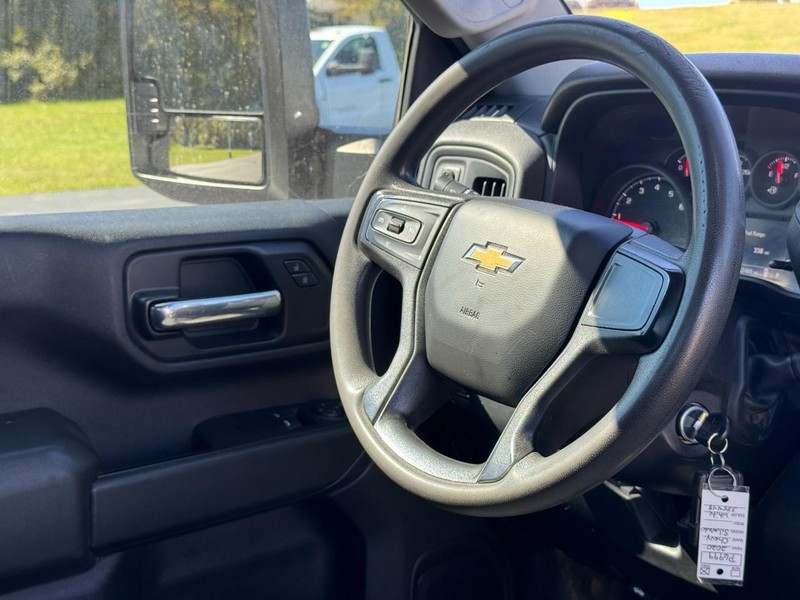 Chevrolet Silverado 3500HD CC Vehicle Full-screen Gallery Image 12
