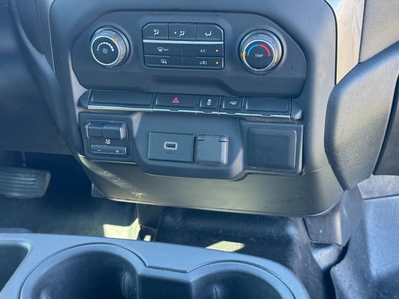 Chevrolet Silverado 3500HD CC Vehicle Full-screen Gallery Image 14