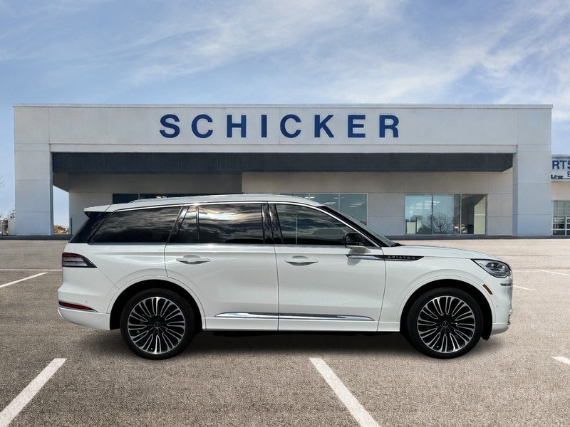 Lincoln Aviator Vehicle Full-screen Gallery Image 02