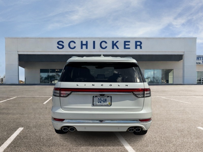 Lincoln Aviator Vehicle Full-screen Gallery Image 04