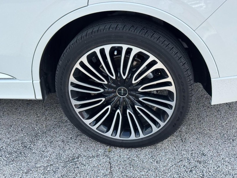 Lincoln Aviator Vehicle Full-screen Gallery Image 07