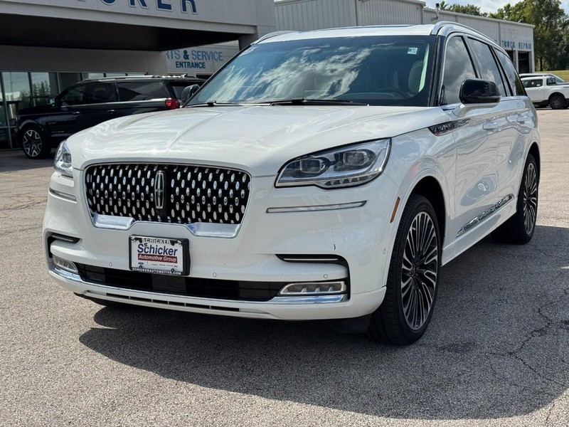 Lincoln Aviator Vehicle Full-screen Gallery Image 08