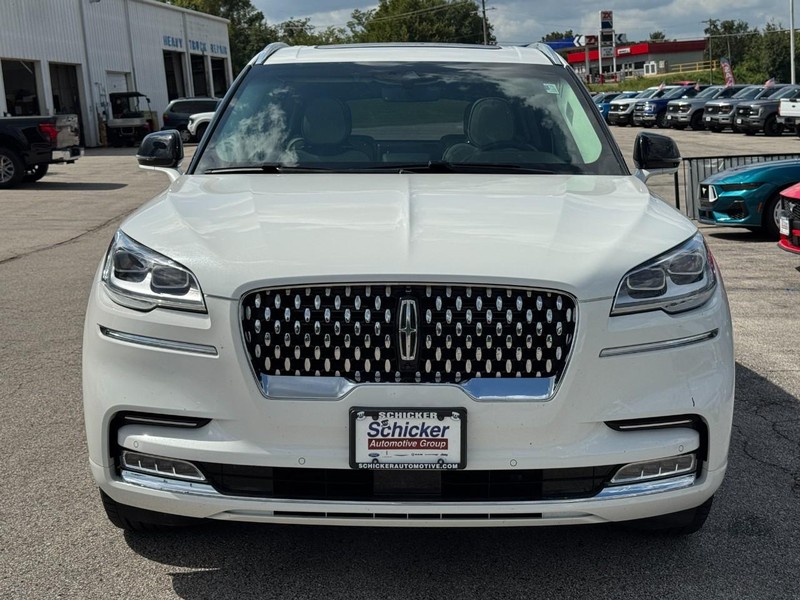 Lincoln Aviator Vehicle Full-screen Gallery Image 09