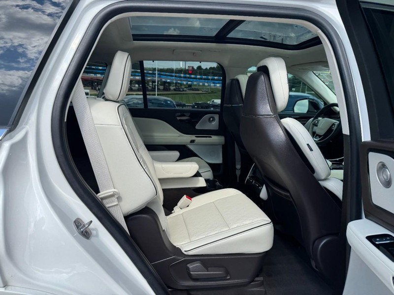Lincoln Aviator Vehicle Full-screen Gallery Image 10