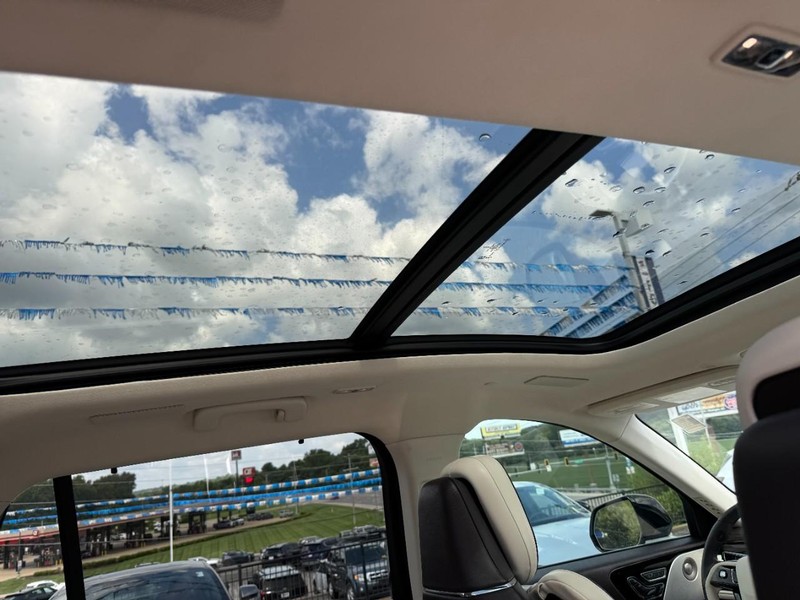 Lincoln Aviator Vehicle Full-screen Gallery Image 11