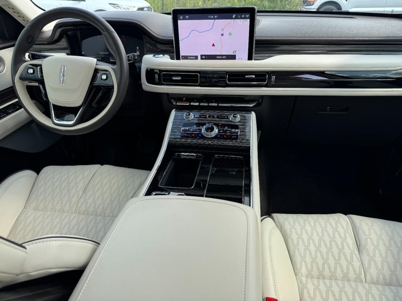 Lincoln Aviator Vehicle Full-screen Gallery Image 12