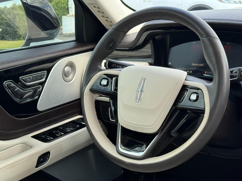 Lincoln Aviator Vehicle Full-screen Gallery Image 13
