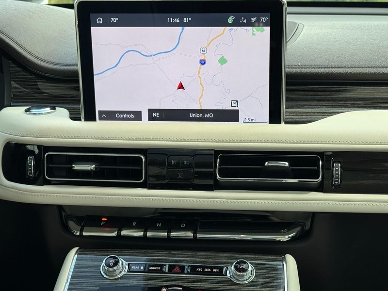 Lincoln Aviator Vehicle Full-screen Gallery Image 14