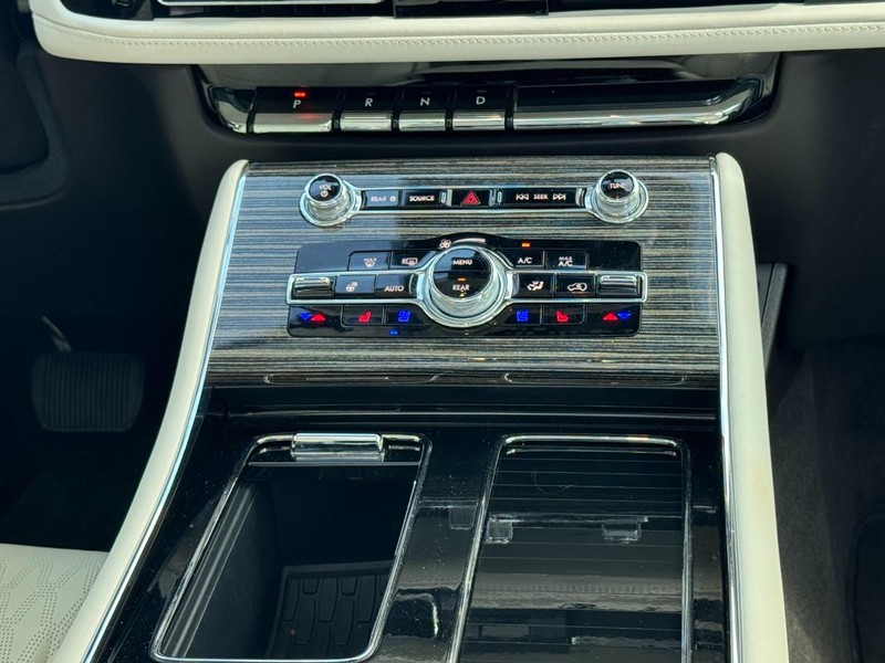 Lincoln Aviator Vehicle Full-screen Gallery Image 15