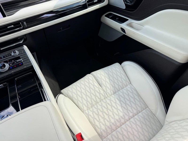 Lincoln Aviator Vehicle Full-screen Gallery Image 16