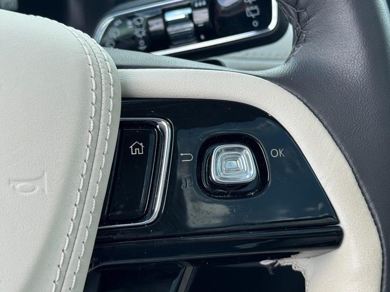 Lincoln Aviator Vehicle Full-screen Gallery Image 19