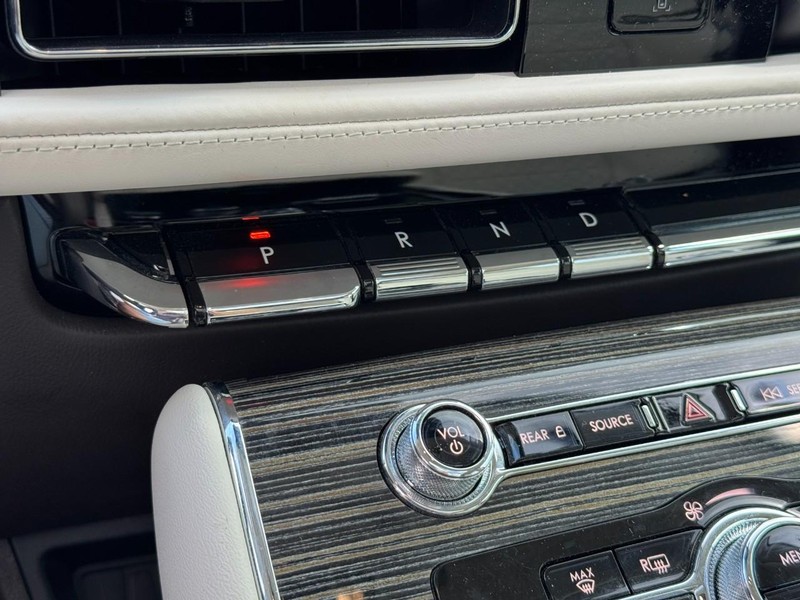 Lincoln Aviator Vehicle Full-screen Gallery Image 21