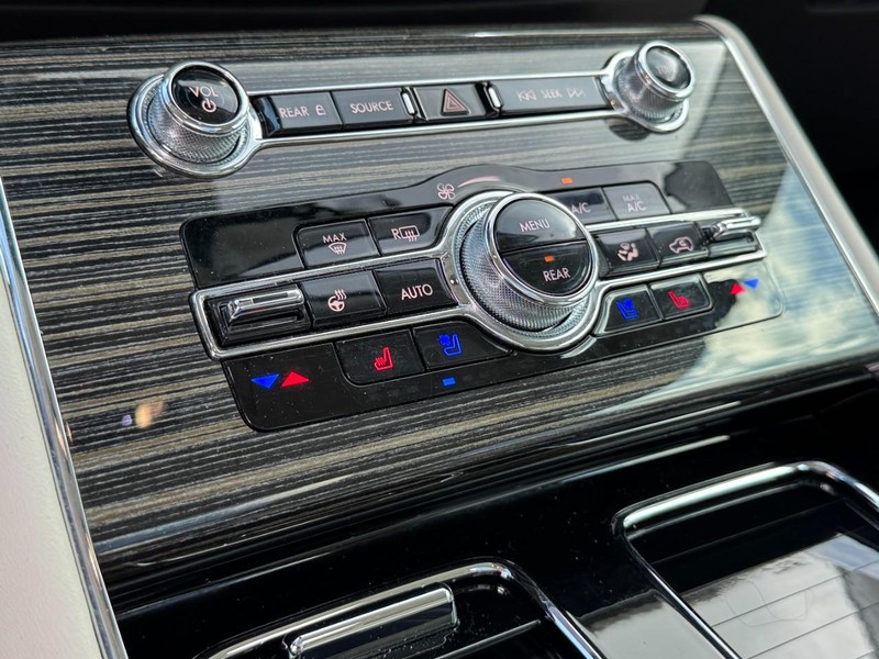 Lincoln Aviator Vehicle Full-screen Gallery Image 22