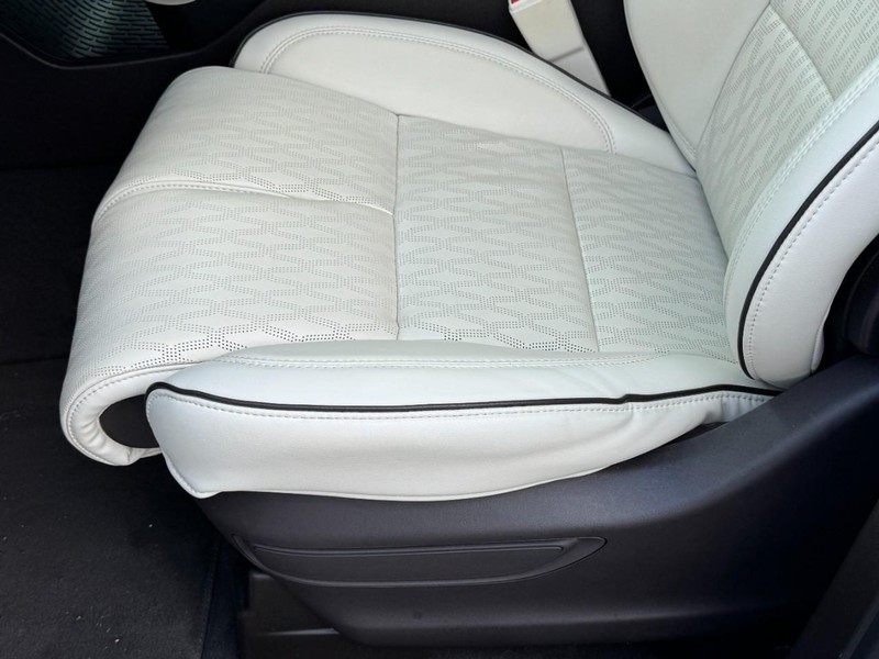 Lincoln Aviator Vehicle Full-screen Gallery Image 26