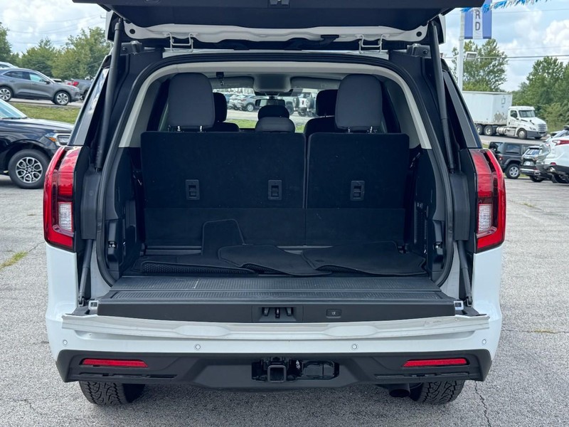 Ford Expedition Vehicle Full-screen Gallery Image 05