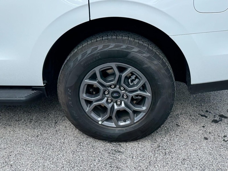 Ford Expedition Vehicle Full-screen Gallery Image 07