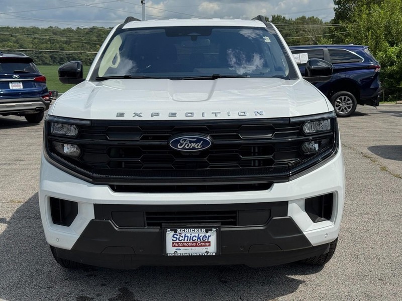 Ford Expedition Vehicle Full-screen Gallery Image 09