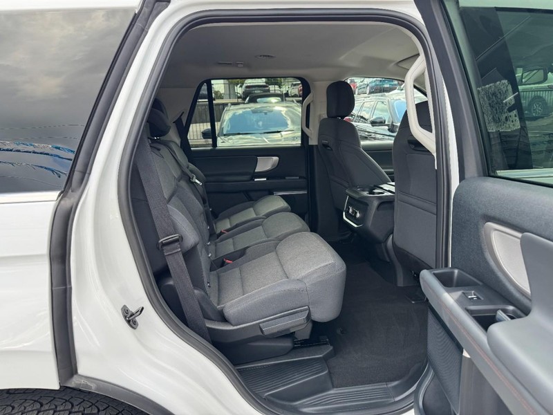 Ford Expedition Vehicle Full-screen Gallery Image 10