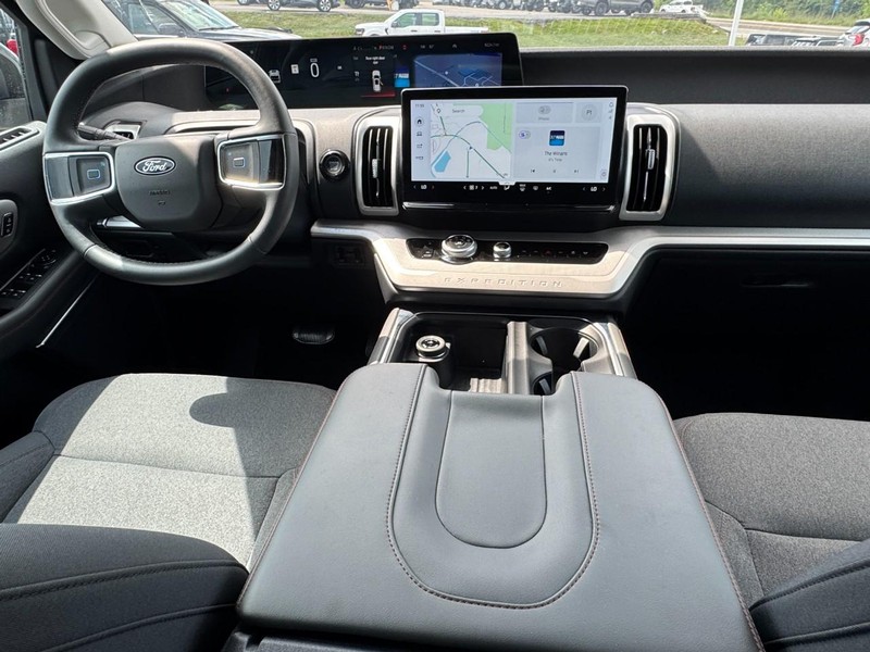Ford Expedition Vehicle Full-screen Gallery Image 12