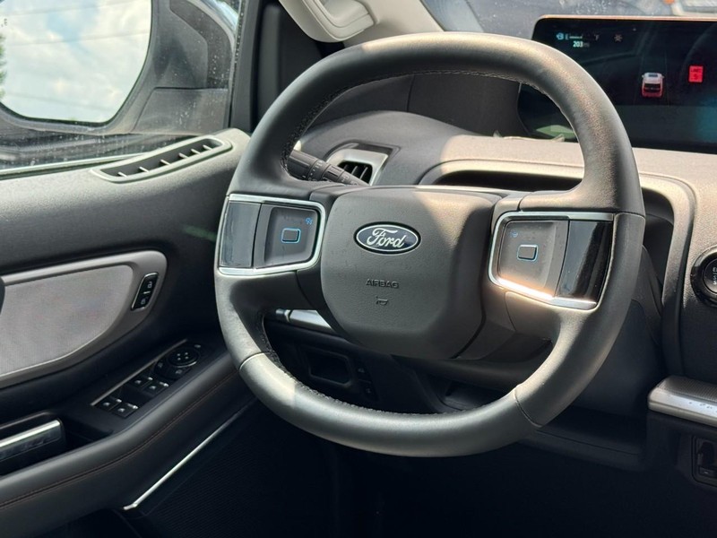 Ford Expedition Vehicle Full-screen Gallery Image 13