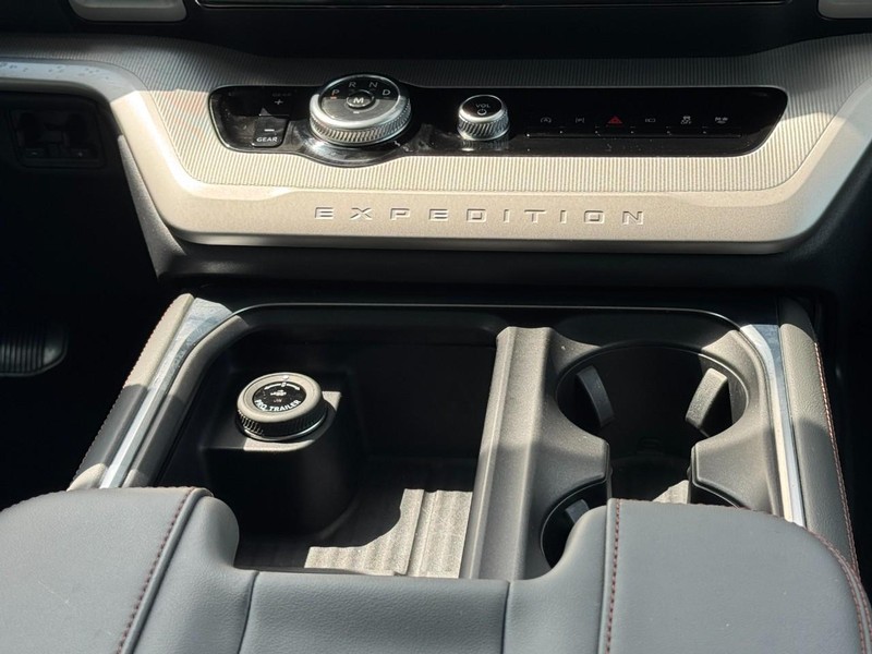 Ford Expedition Vehicle Full-screen Gallery Image 15