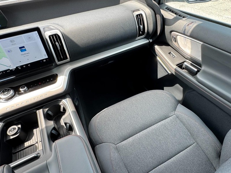 Ford Expedition Vehicle Full-screen Gallery Image 16