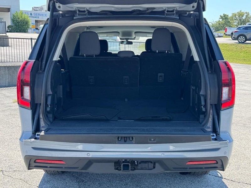 Ford Expedition Max Vehicle Full-screen Gallery Image 05