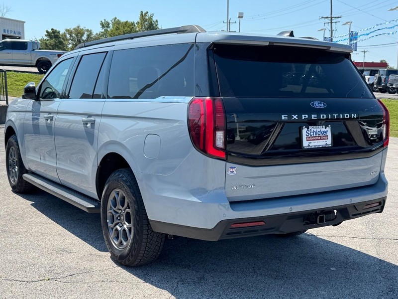 Ford Expedition Max Vehicle Full-screen Gallery Image 06