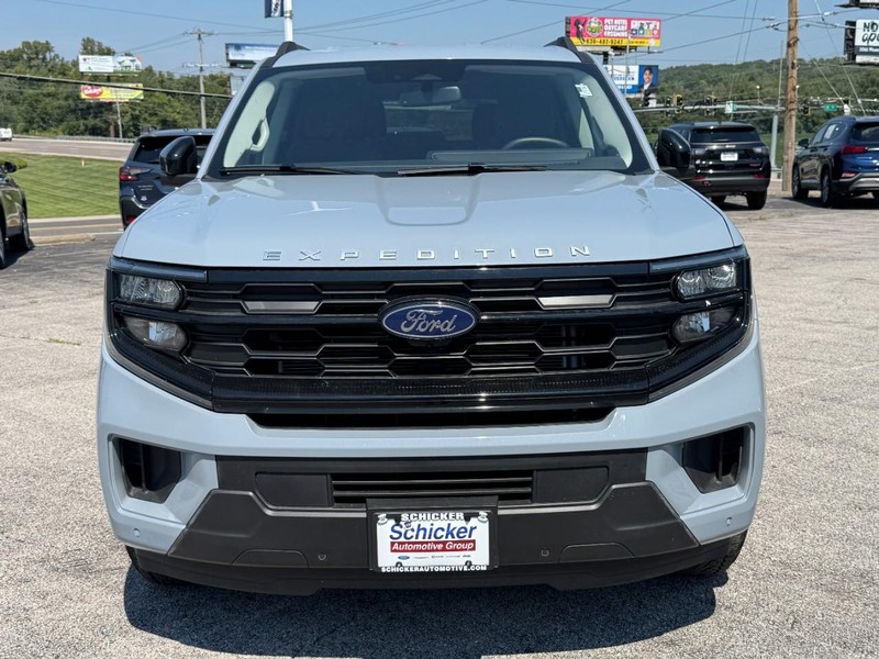 Ford Expedition Max Vehicle Full-screen Gallery Image 09