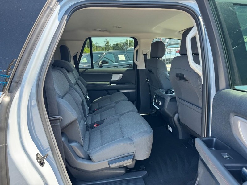 Ford Expedition Max Vehicle Full-screen Gallery Image 10
