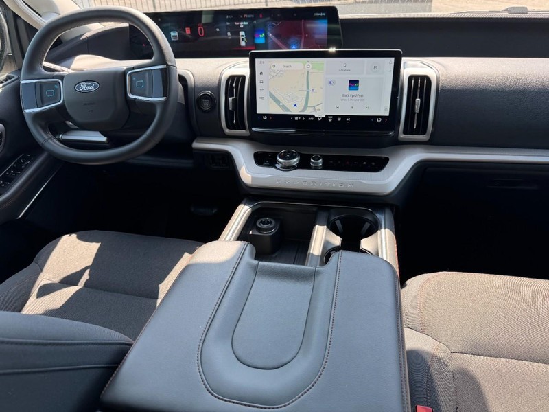 Ford Expedition Max Vehicle Full-screen Gallery Image 12