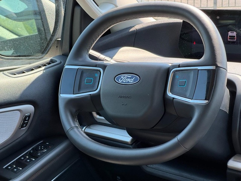 Ford Expedition Max Vehicle Full-screen Gallery Image 13