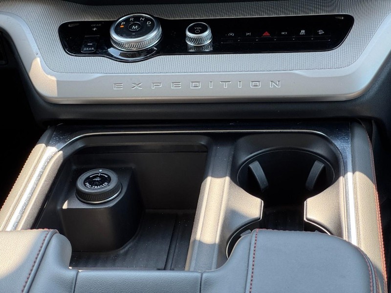Ford Expedition Max Vehicle Full-screen Gallery Image 15