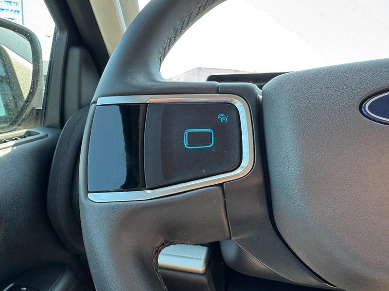 Ford Expedition Max Vehicle Full-screen Gallery Image 17