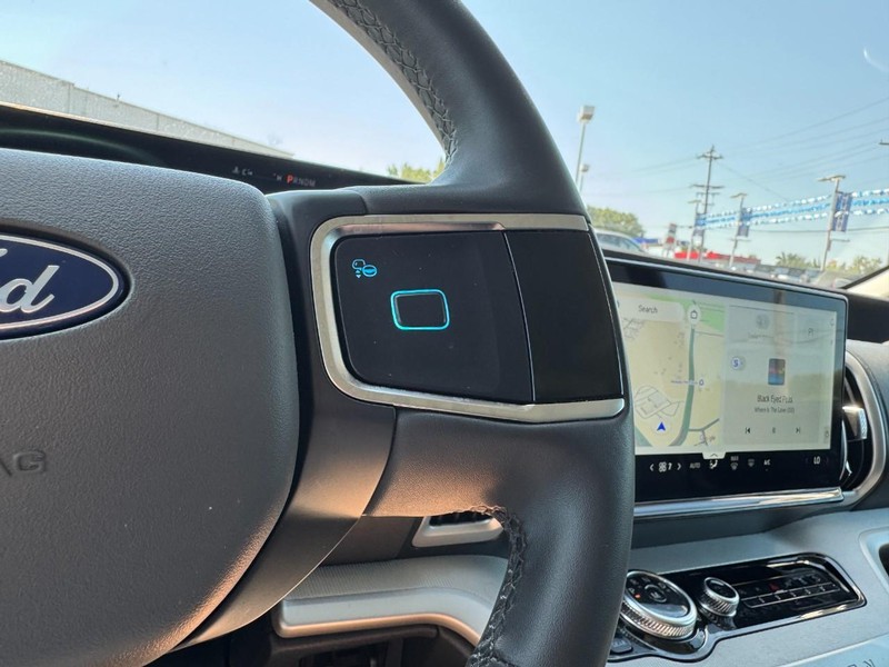 Ford Expedition Max Vehicle Full-screen Gallery Image 18
