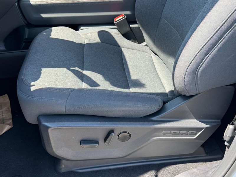 Ford Expedition Max Vehicle Full-screen Gallery Image 24