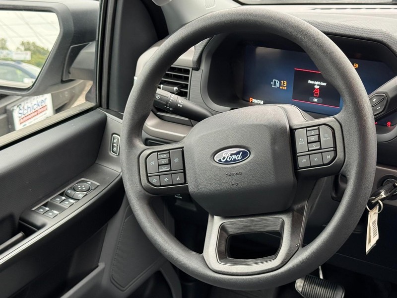 Ford F-150 Vehicle Full-screen Gallery Image 12
