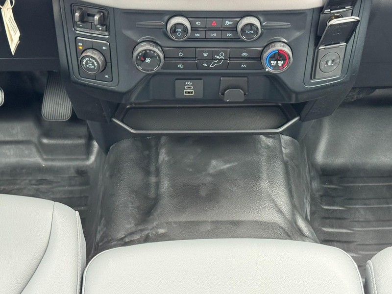 Ford F-150 Vehicle Full-screen Gallery Image 14