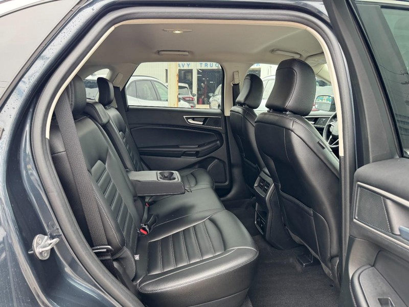 Ford Edge Vehicle Full-screen Gallery Image 10