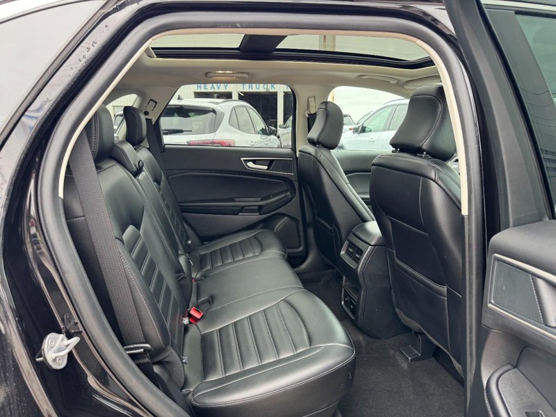 Ford Edge Vehicle Full-screen Gallery Image 10