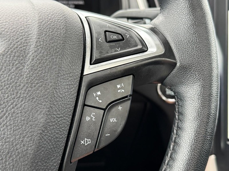 Ford Edge Vehicle Full-screen Gallery Image 17