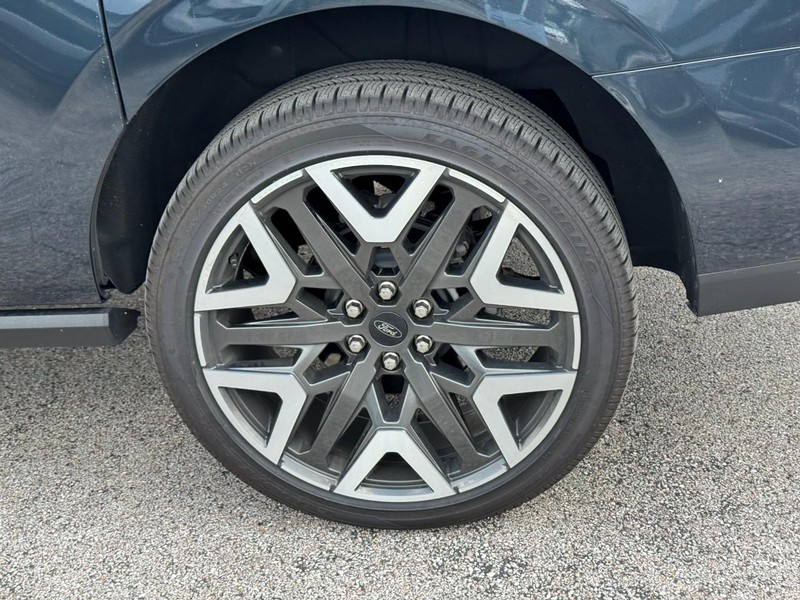 Ford Expedition Max Vehicle Full-screen Gallery Image 07