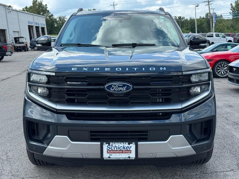 Ford Expedition Max Vehicle Full-screen Gallery Image 09