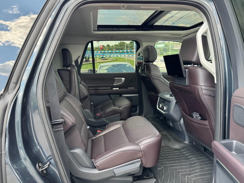 Ford Expedition Max Vehicle Full-screen Gallery Image 10