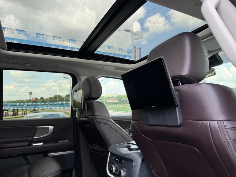 Ford Expedition Max Vehicle Full-screen Gallery Image 11
