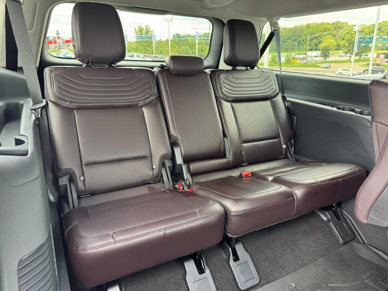 Ford Expedition Max Vehicle Full-screen Gallery Image 12