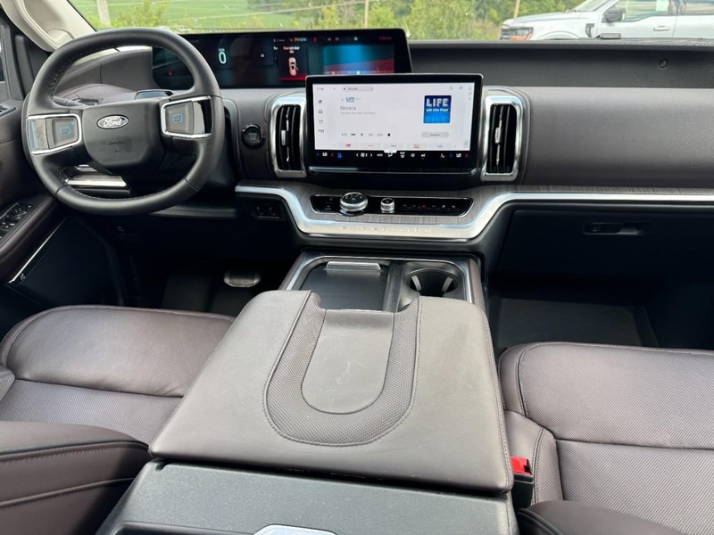 Ford Expedition Max Vehicle Full-screen Gallery Image 13
