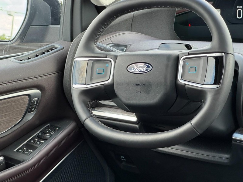 Ford Expedition Max Vehicle Full-screen Gallery Image 14