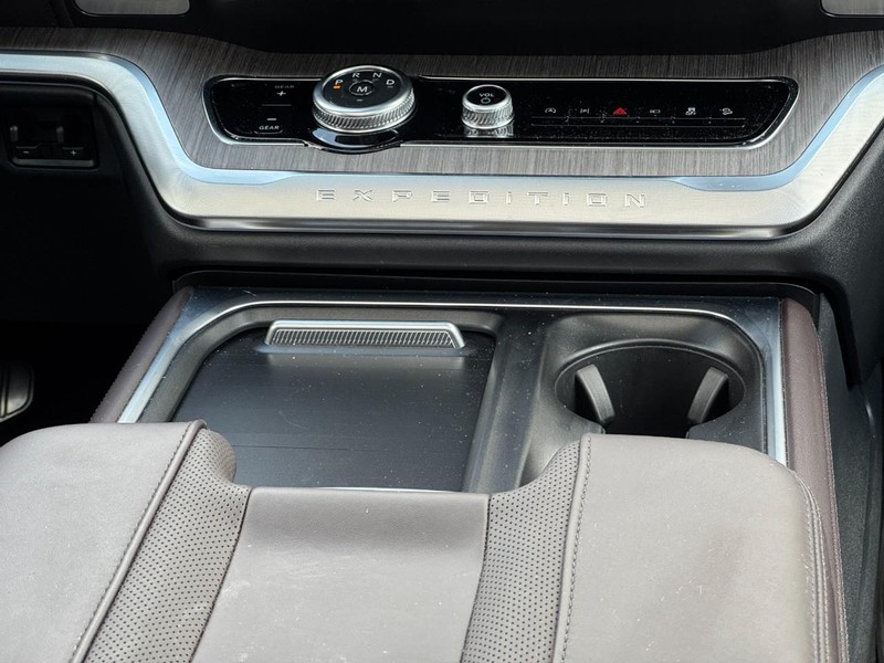 Ford Expedition Max Vehicle Full-screen Gallery Image 16