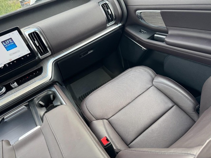 Ford Expedition Max Vehicle Full-screen Gallery Image 17